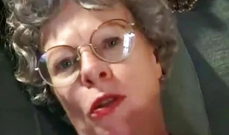 Slatka chica ukazivanje futaiuricumature maca na web kameru