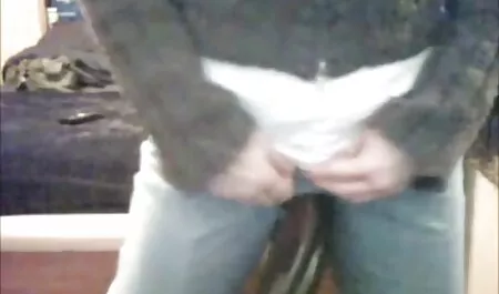 Njegov crni kurac tako jeba ovu djevojku da je već u iščekivanju orgazma. Želi još dublje osjetiti instrument crnog ljubavnika i on je jebe bez xxxx matura zaustavljanja