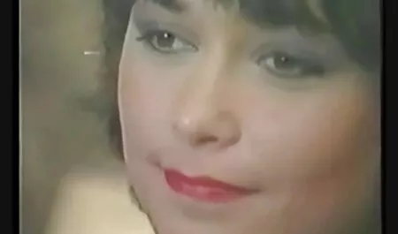 Prsata tajnica došla je raditi pijana i prekrivena video mature xxx lateksom