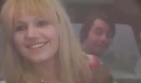 Mlada kuja se skine i, sexi mature video pokazujući svoje sise i dupe, počne udarati dječaka s kojeg puše krov