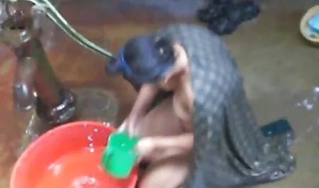 Mlada sexi mature video nogavica brineta masturbira svoju obrijanu pičku. Kurva ponestane soka od svojih maštarija i nježnih dodira.