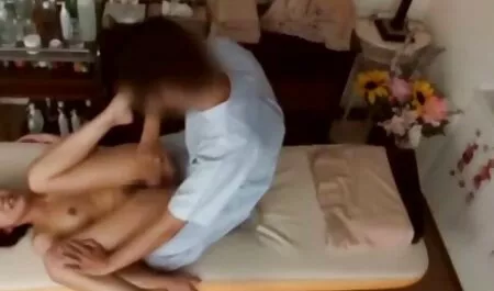 Plavuša dovodi svog dečka u lokalni supermarket, gdje porni maturi uvijek oduševi puno ljudi, a strastveno se predaje njemu u pičku mokrom od prekomjernog uzbuđenja