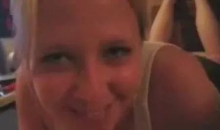 Prsata drolja Ashlynn Leigh i Francesca trljaju pičkicu na kauču, kuje se jebe video porn mature jedno drugo cool i puštaju mužjaka da dođu samo da usisaju njegovo debelo prtljažnik i uživaju u njegovoj spermi